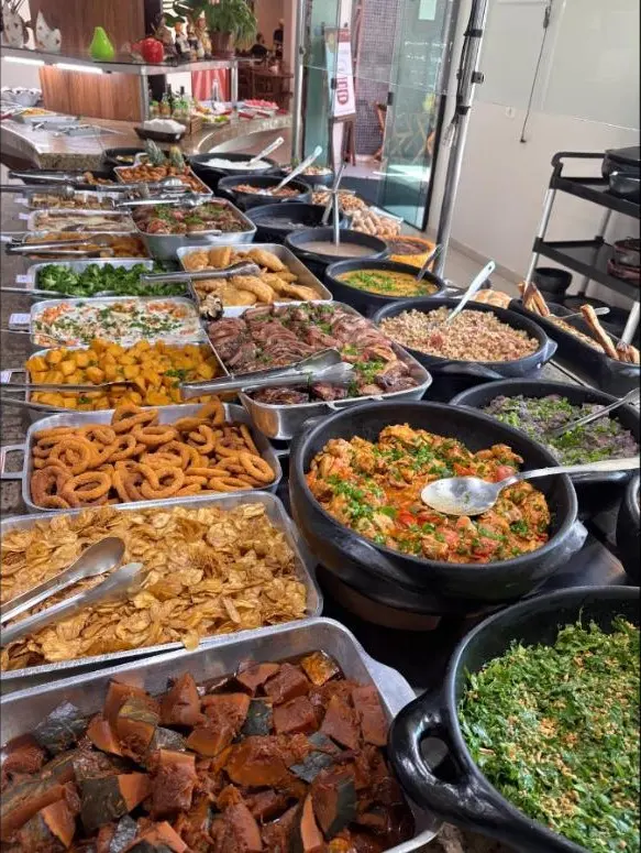 Buffet de pratos quentes de comida mineira do Família Macedo