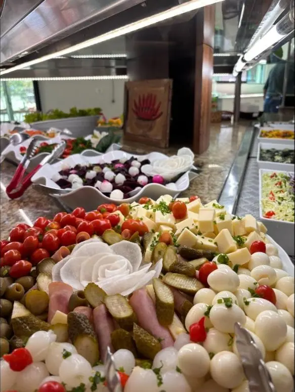 Buffet de saladas e conservas do Restaurante Família Macedo