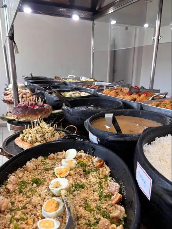 Panelas de barro com tropeiro, caldo e arroz no buffet do Família Macedo